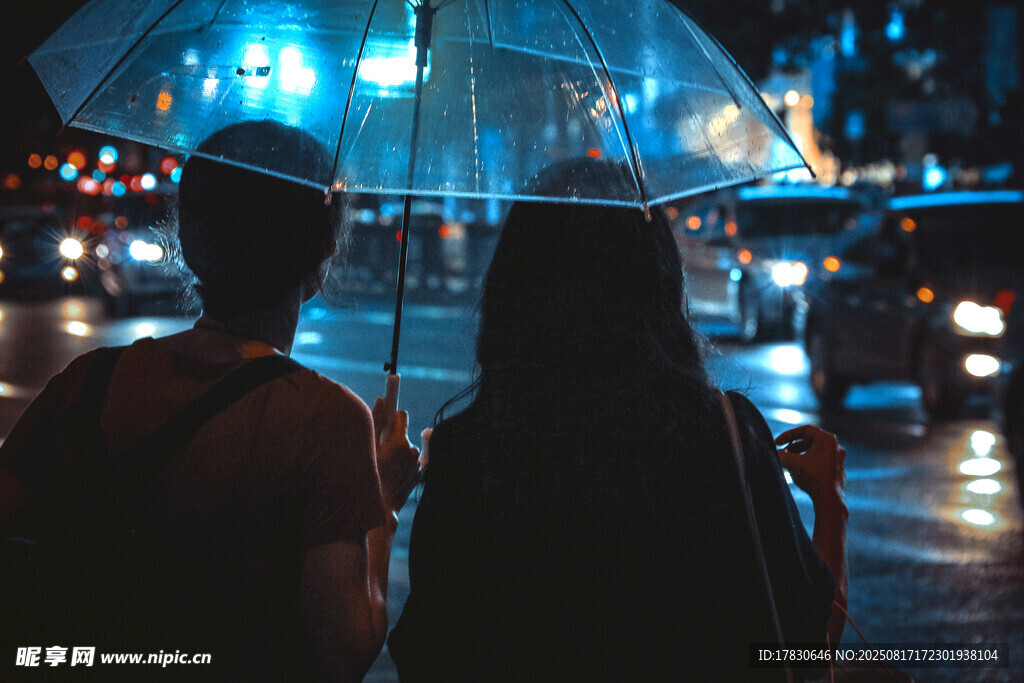 雨夜街头撑伞的两人