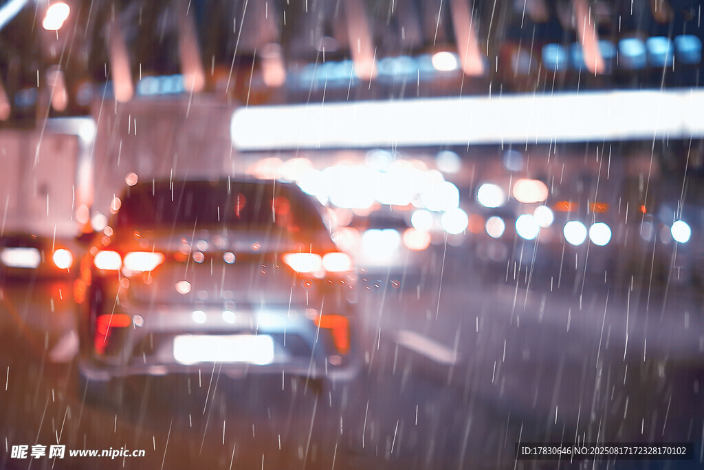 雨夜中行驶的汽车