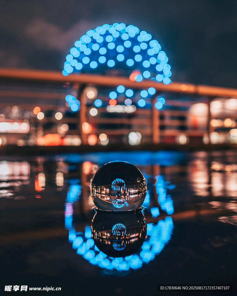 夜晚璀璨摩天轮倒影