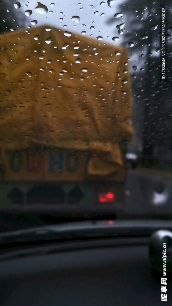 雨中车内视角看货车