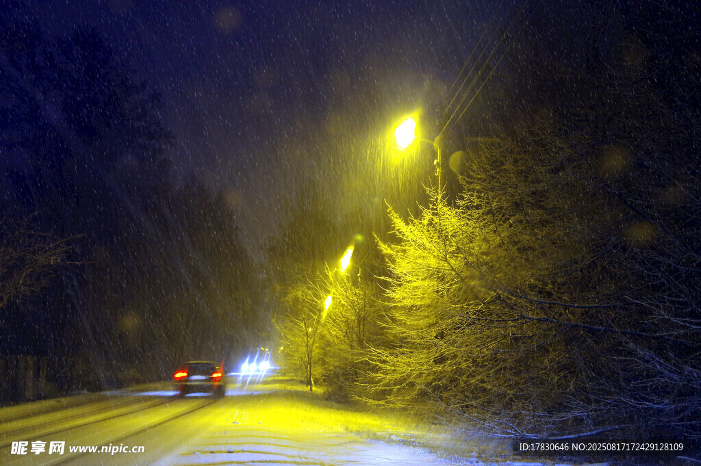 雪夜公路上的行驶车辆