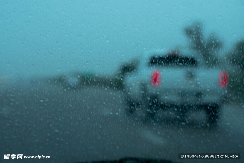 雨中行车画面