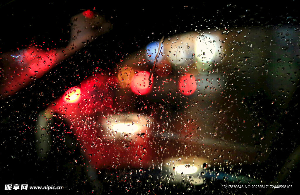 雨夜车窗上的模糊光影