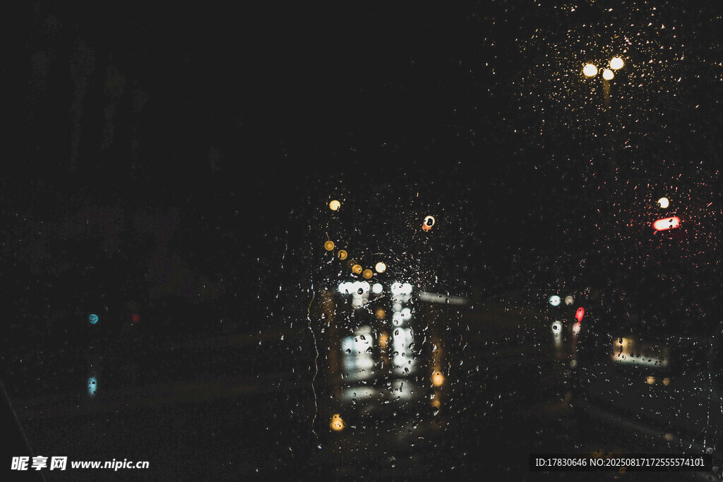 夜晚城市街道灯光景象