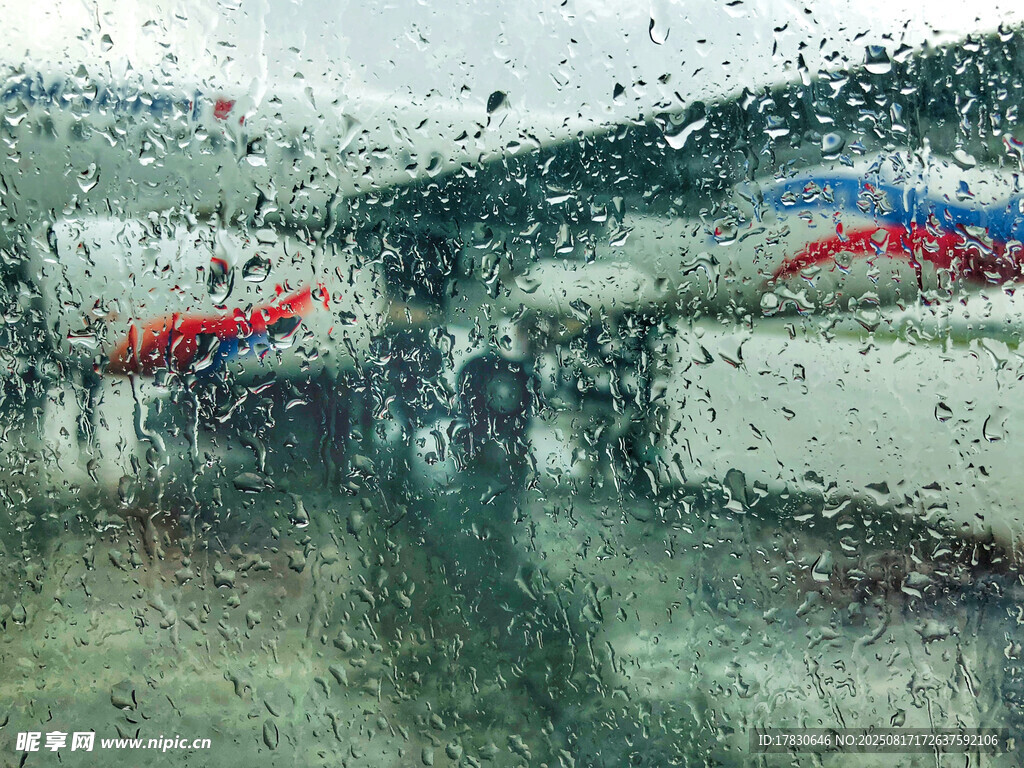 雨中透过车窗看模糊景象