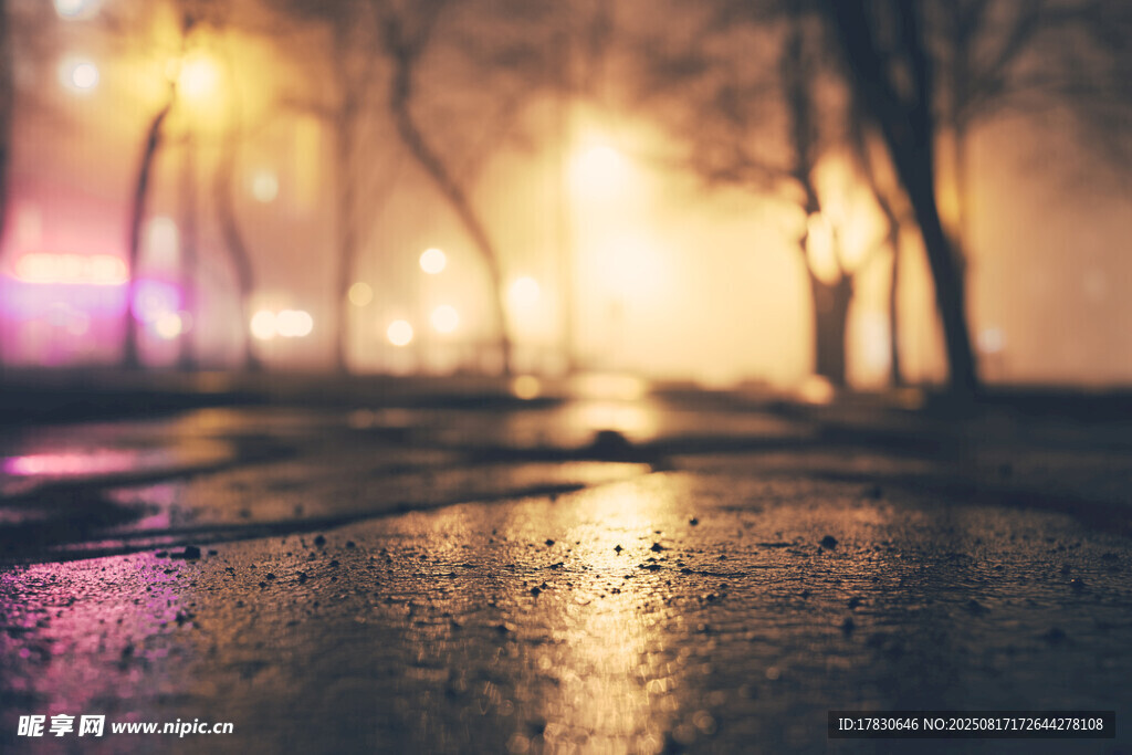 雨夜街头的朦胧光影