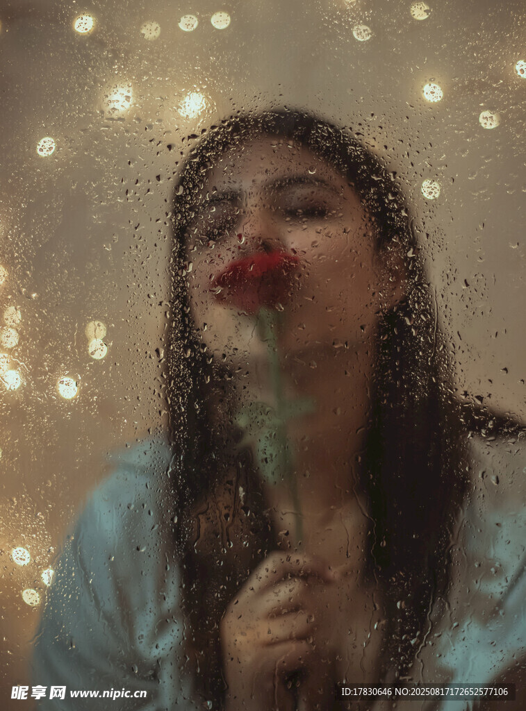 手持玫瑰的梦幻氛围感女孩