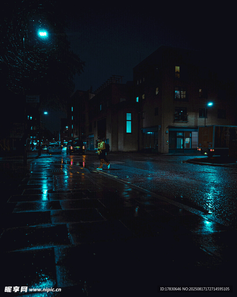雨夜街道的静谧光影
