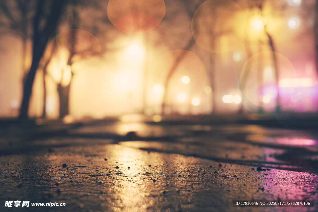 雨夜街头的梦幻光影