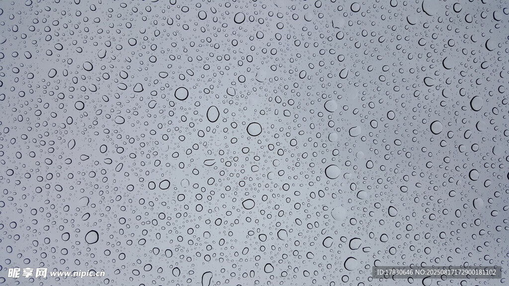 雨滴落在玻璃上