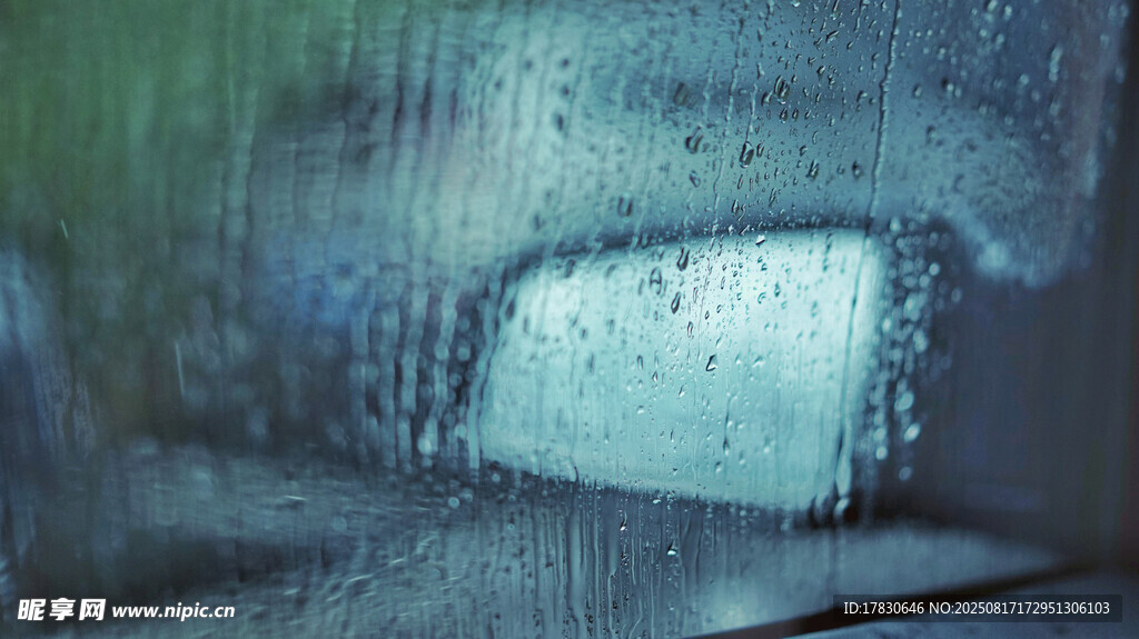车窗上的雨滴
