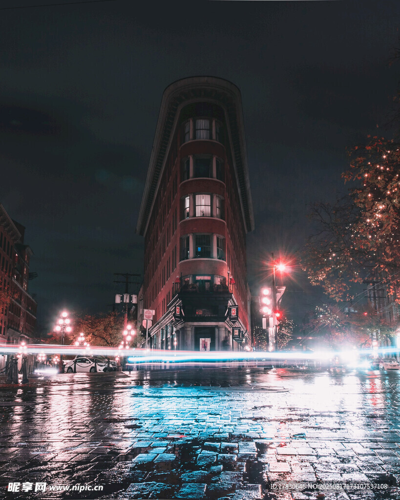 夜晚河畔的美丽塔楼景观