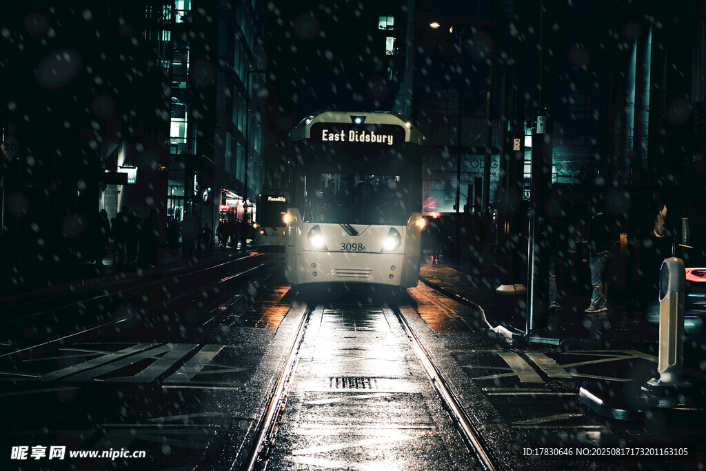 雨夜中行驶的明亮公交车