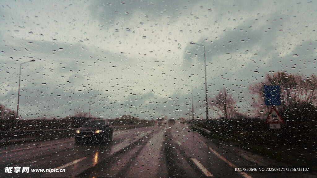 雨中公路上行驶的车辆