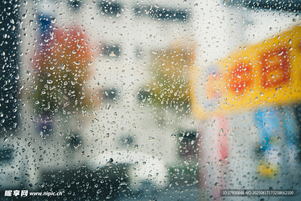 透过雨幕看城市景象