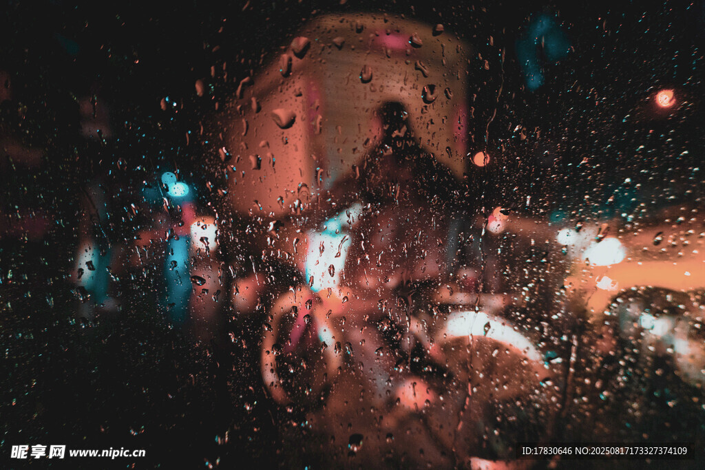 雨中摩托车骑行瞬间
