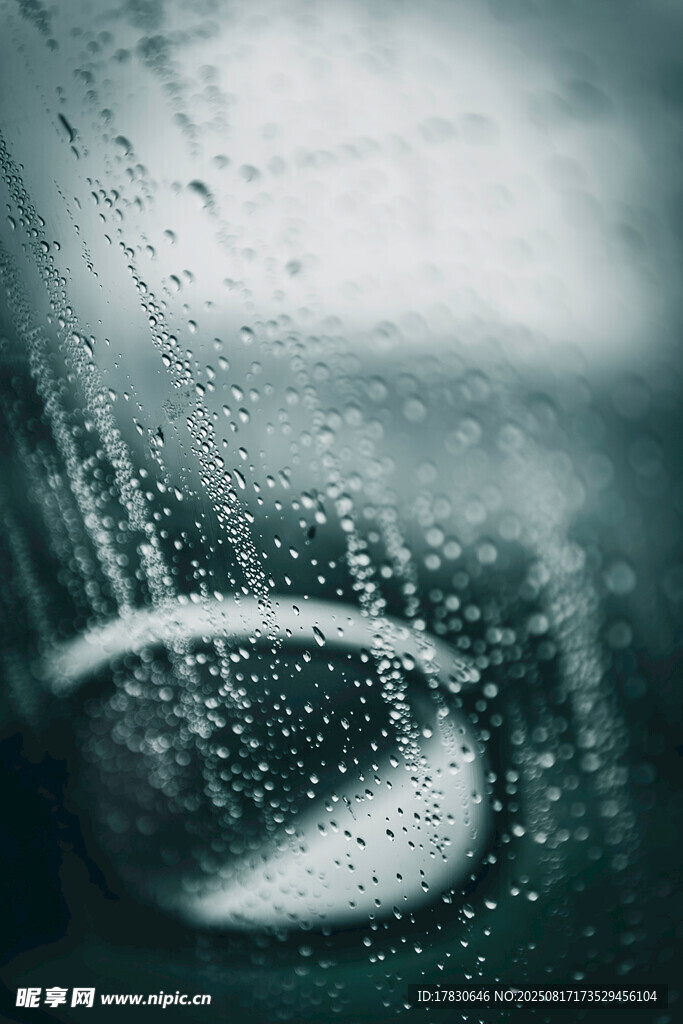 雨滴模糊车窗内的景象