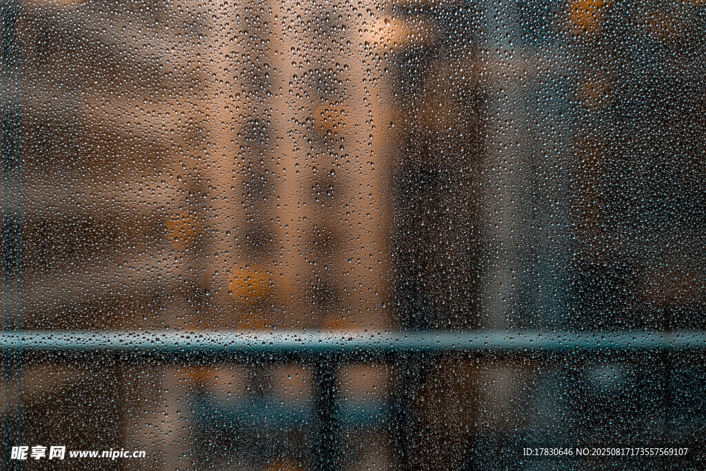 雨中模糊的城市建筑景观