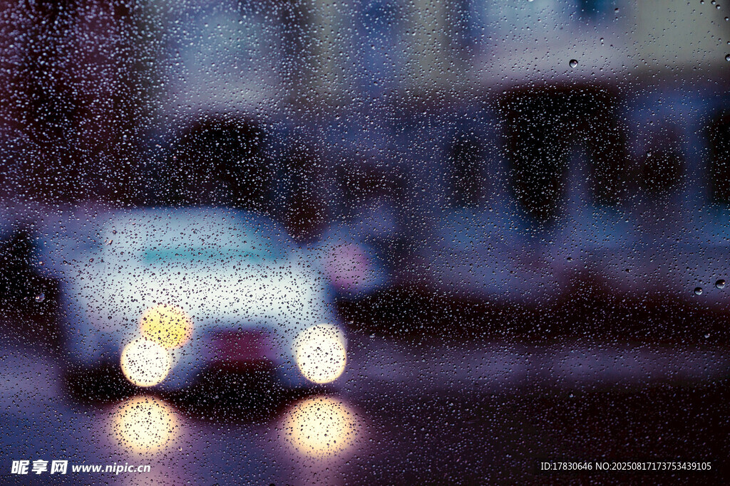 雨中模糊的汽车前灯