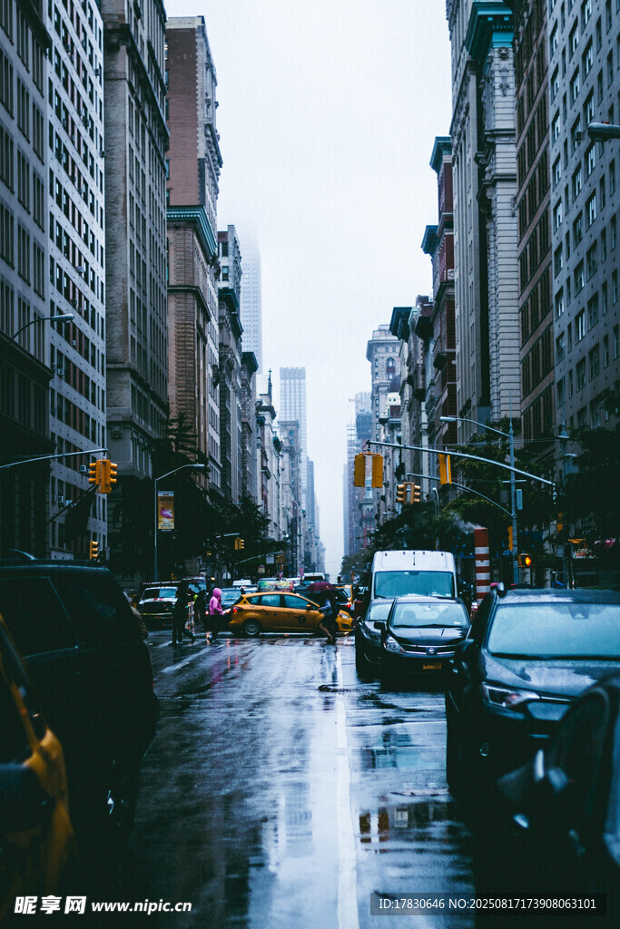 雨中都市街道景象