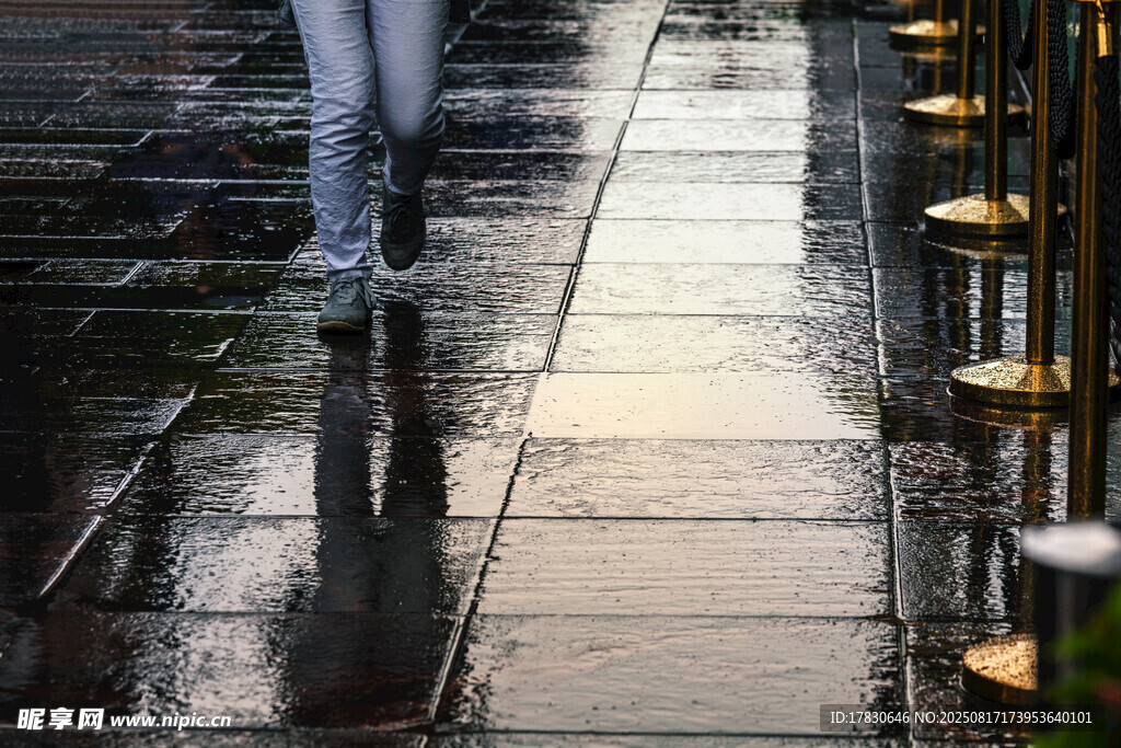 雨中行人走在湿漉漉街道