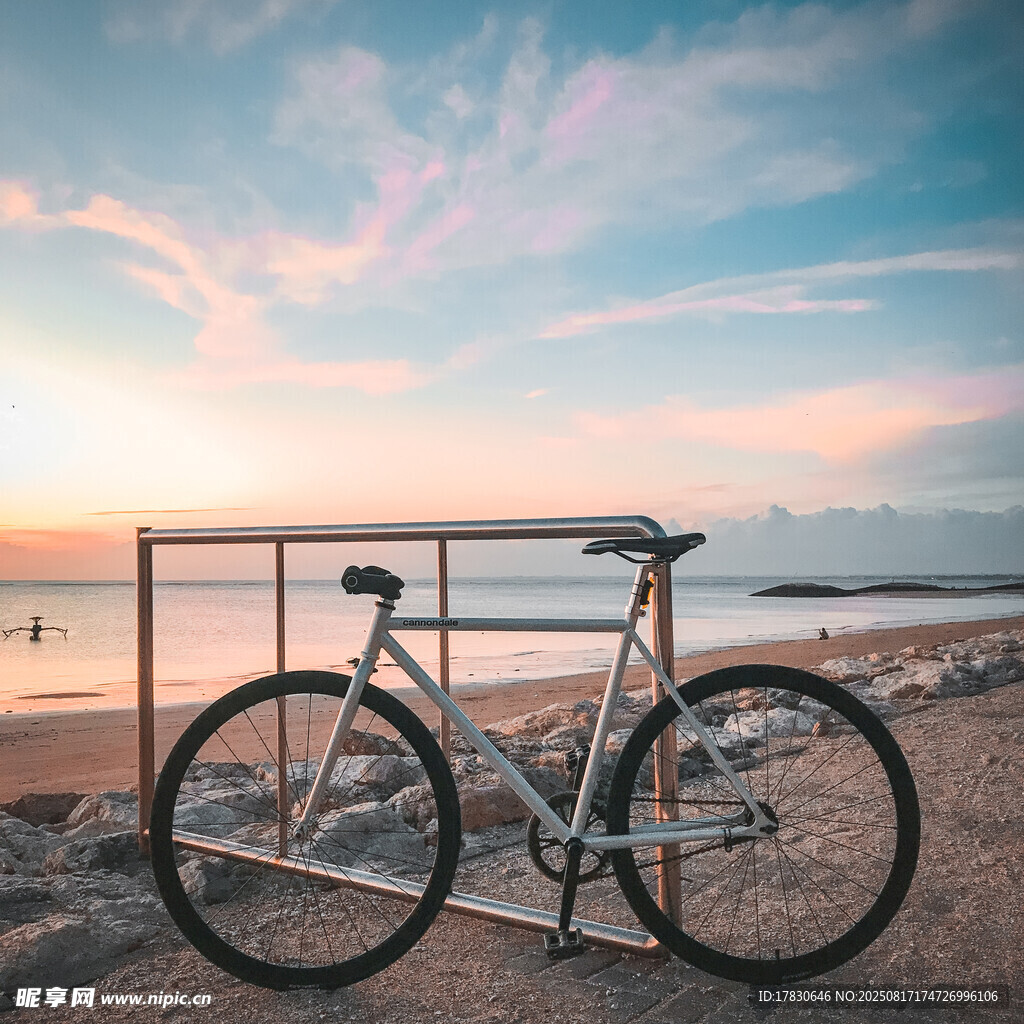 夕阳下沙滩边的自行车