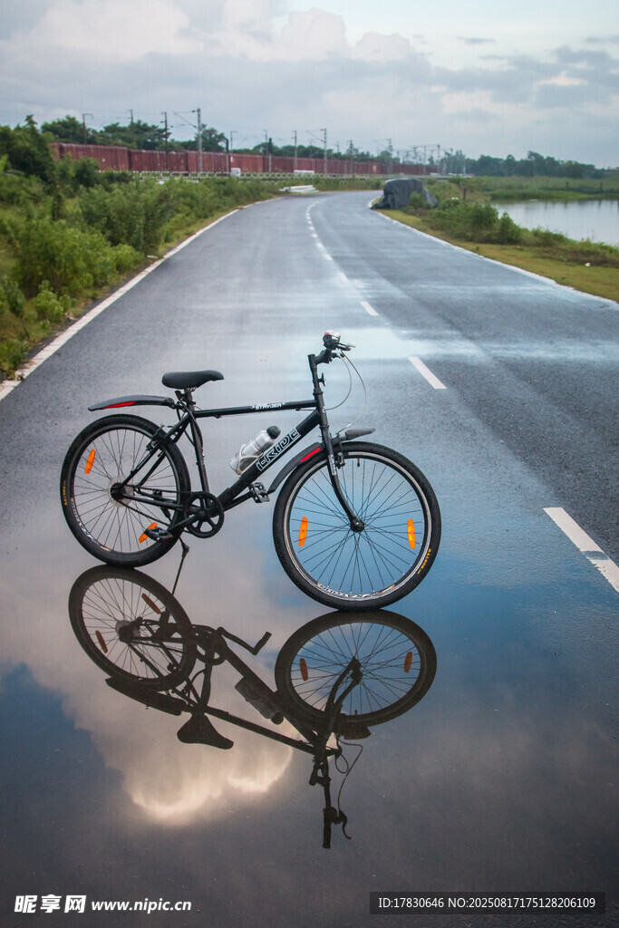 公路上的自行车及其倒影