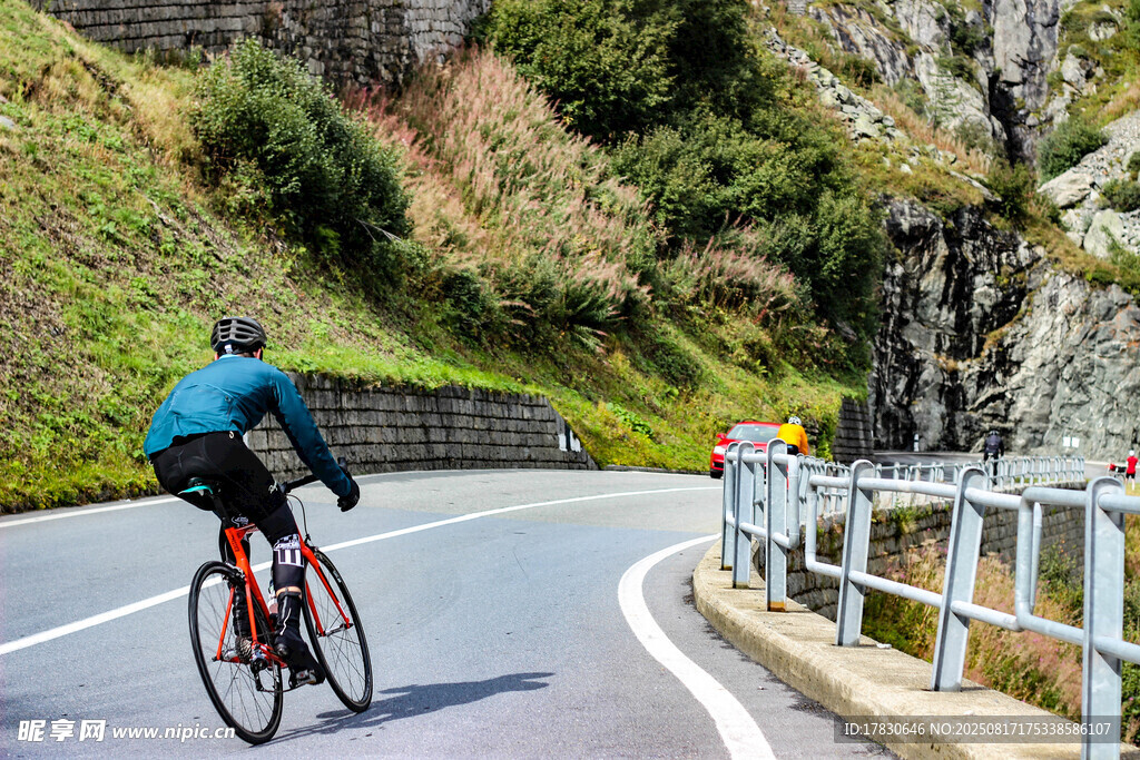 公路骑行者穿梭山间美景
