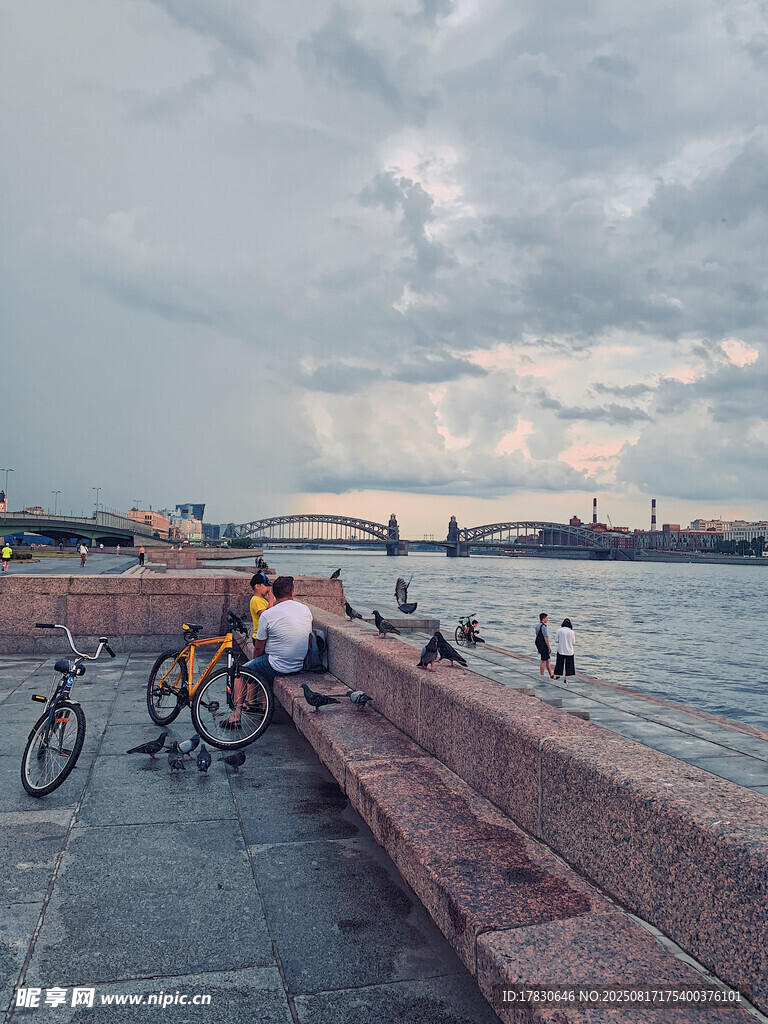 河畔骑行者与城市风景