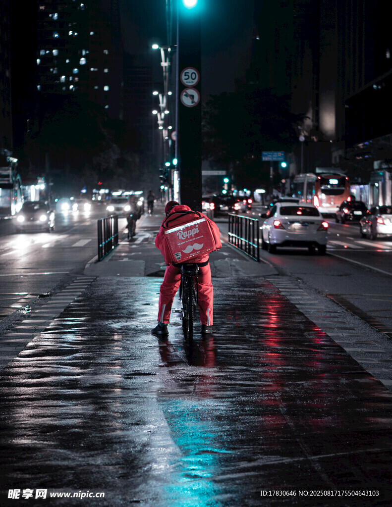 雨夜街头的外卖配送员