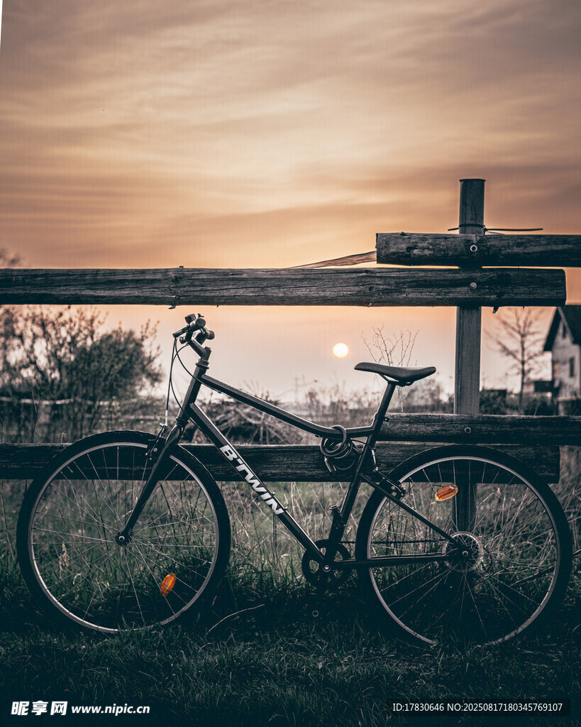 夕阳下的单车静立