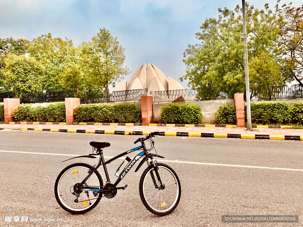 公路上的黑色自行车