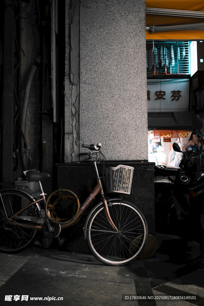 老旧自行车停靠在昏暗角落