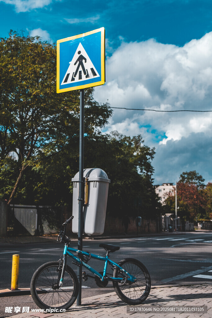 路边行人过街标志与自行车