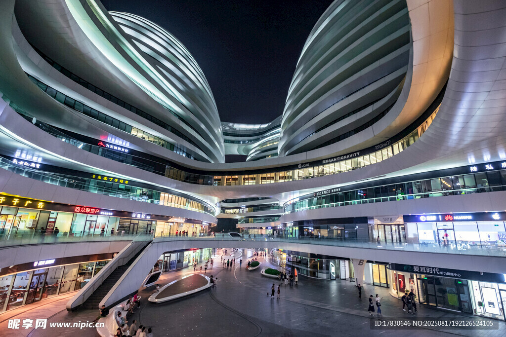 现代繁华商业综合体夜景