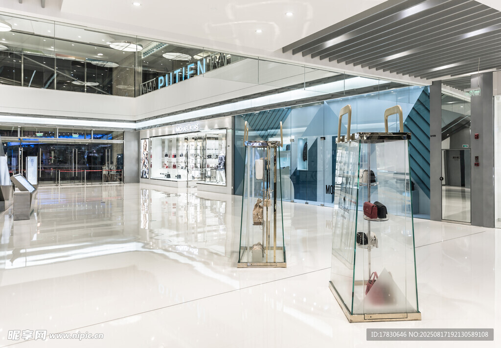时尚玻璃展柜展示空间
