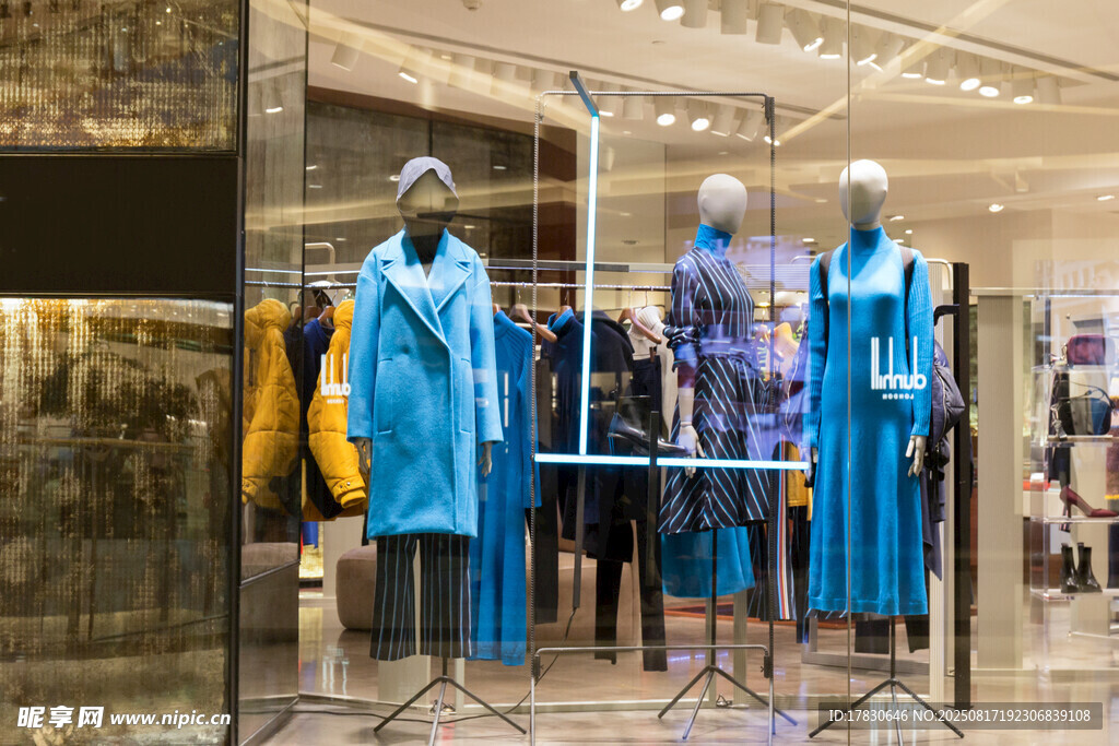 时尚服装店橱窗模特展示