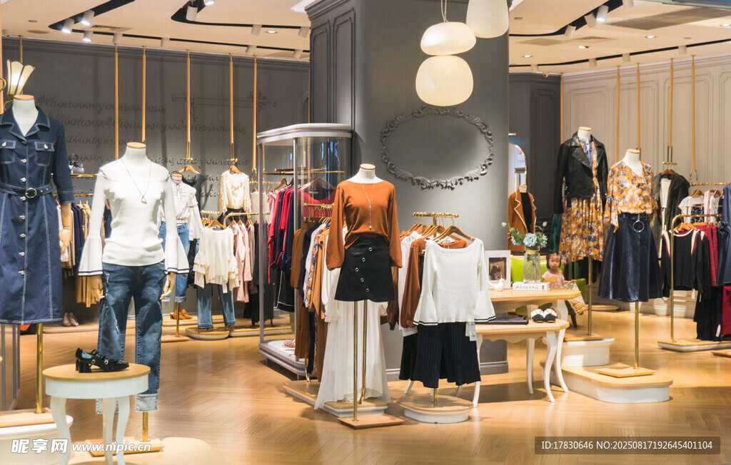 时尚服装店内部陈列展示