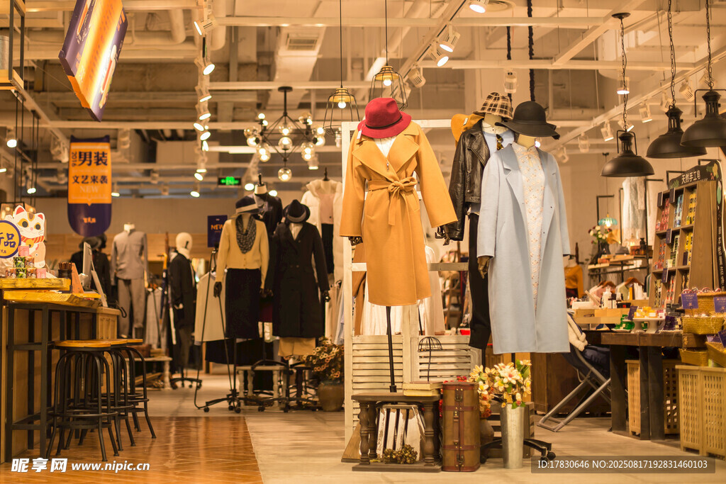 时尚服装店内部陈列展示