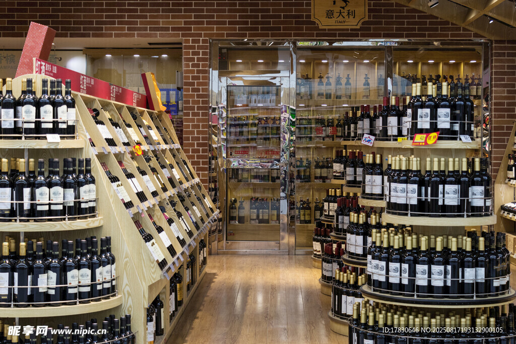 酒类专卖店内景陈列