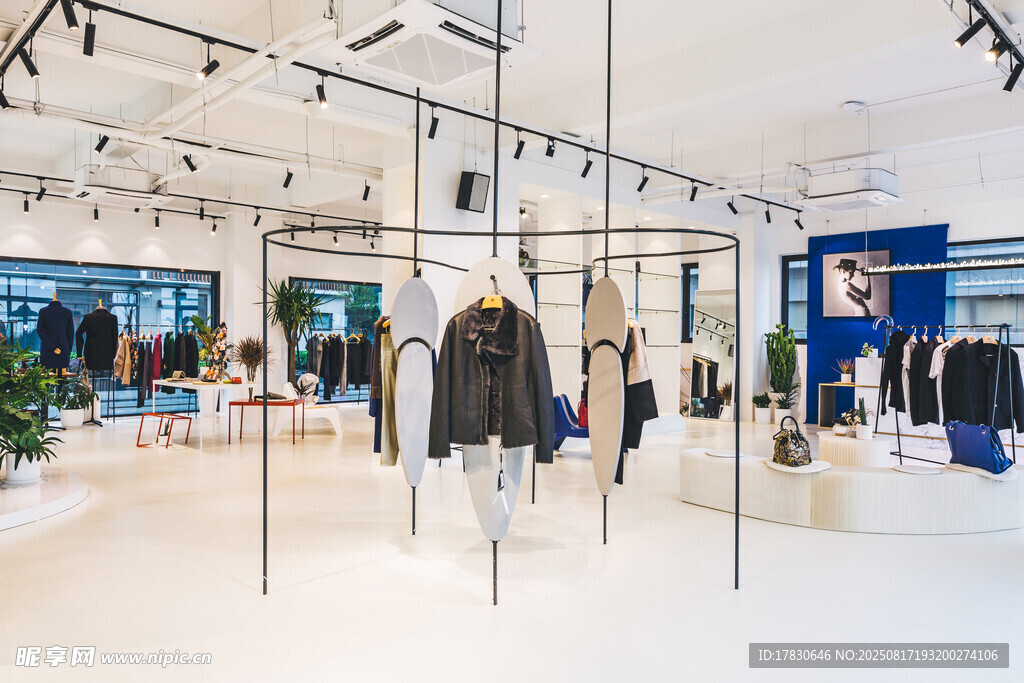 时尚服装店内部陈列展示