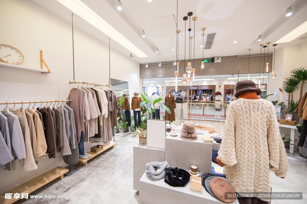时尚服装店内部陈列展示