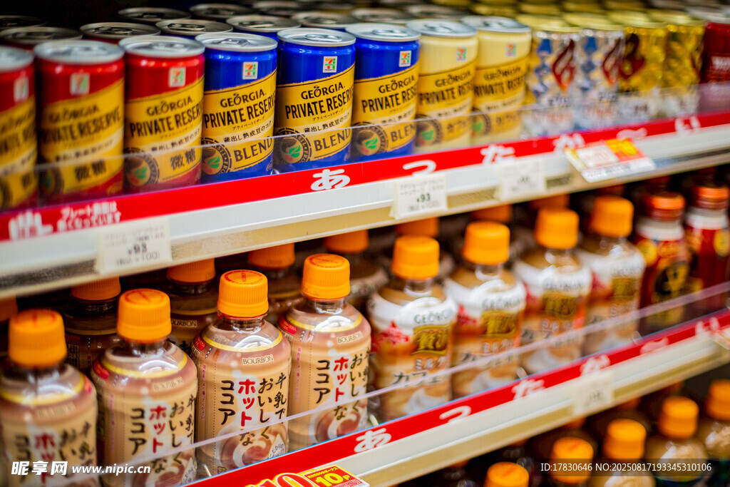 超市货架上的多样食品