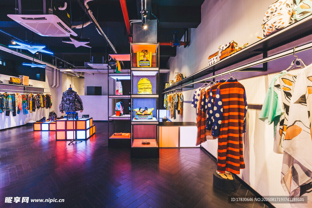 时尚潮流服饰店内景展示