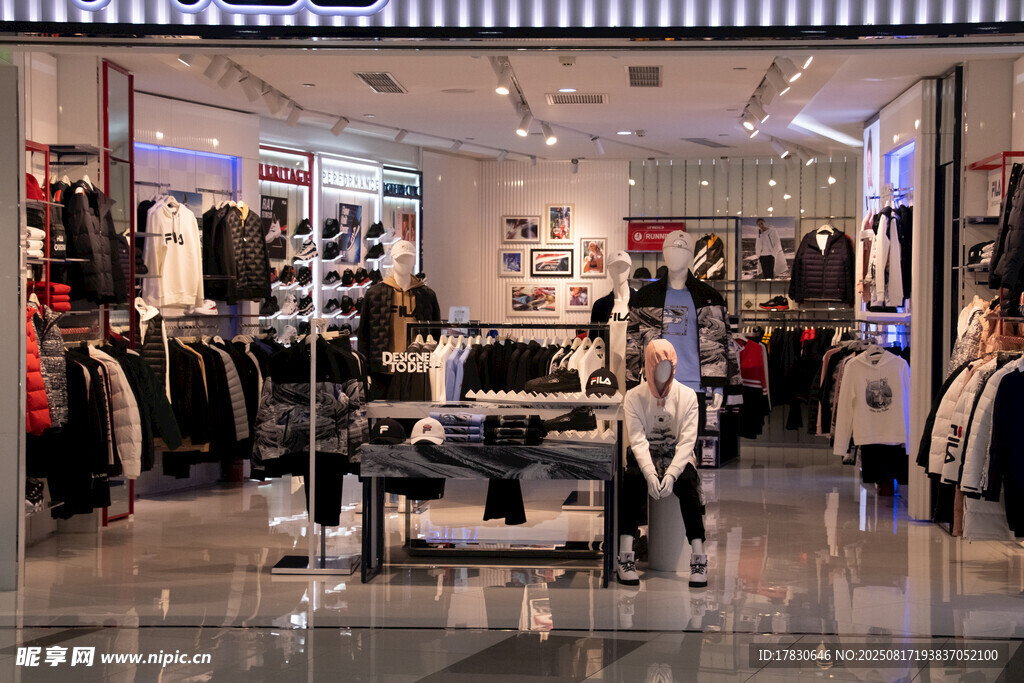 时尚服装店内部陈列展示