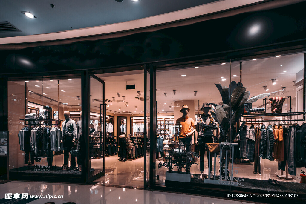 时尚服装店橱窗展示
