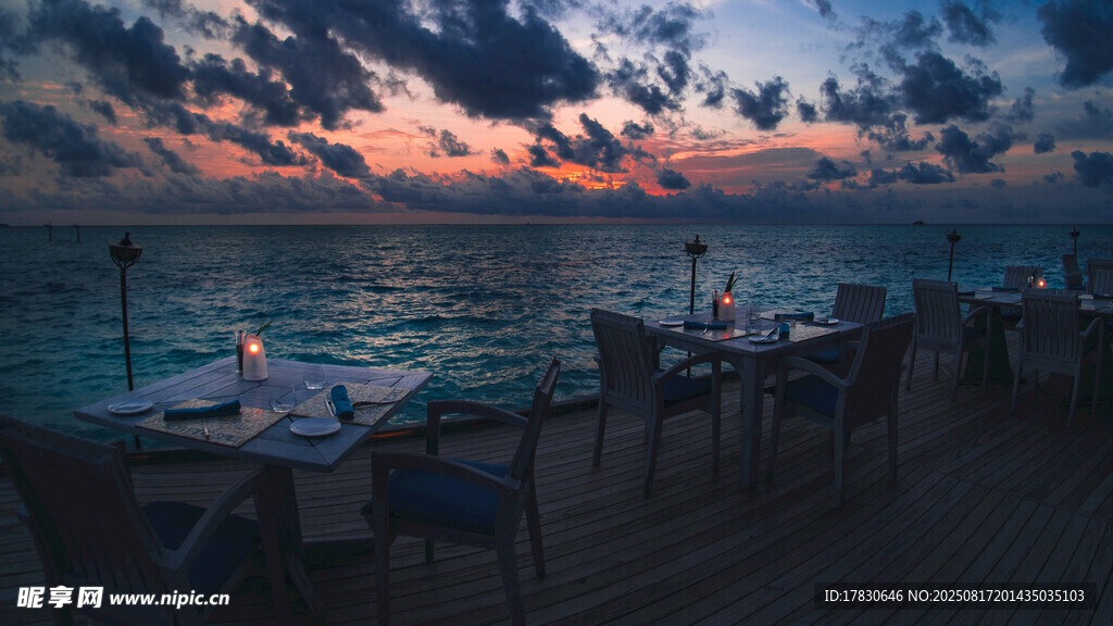 海边黄昏下的浪漫用餐场景