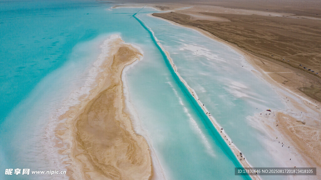 梦幻蓝绿色的盐湖景观