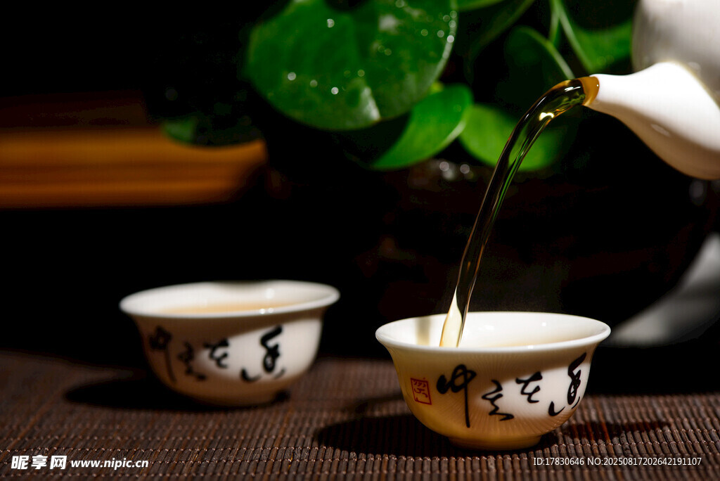 古风茶具中优雅沏茶瞬间