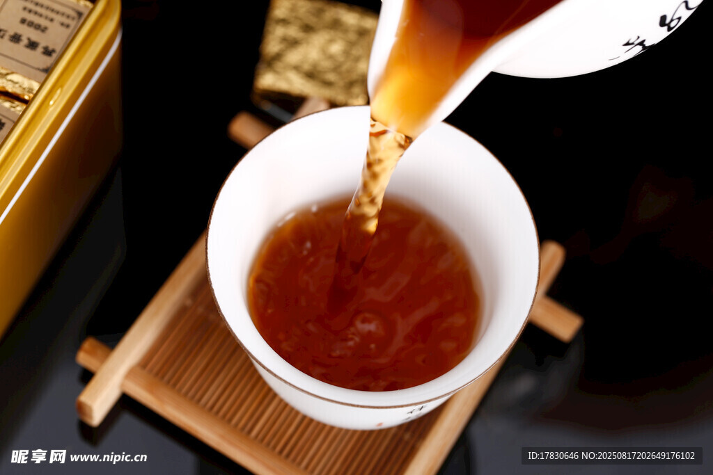 茶汤倾注杯中瞬间